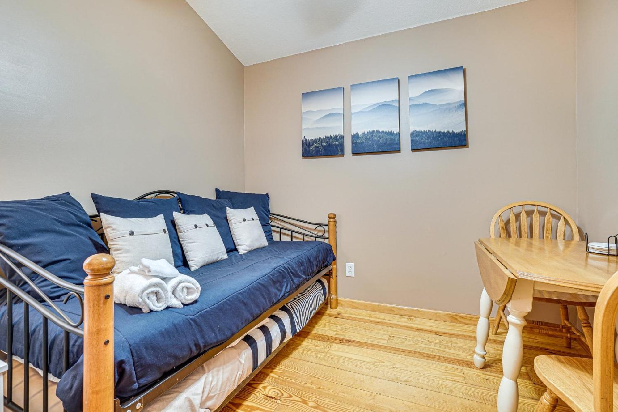 Spacious In With Porch And Balcony! Helen